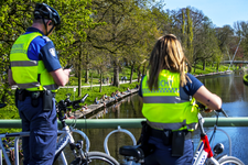 903738 Afbeelding van twee politieagenten tijdens het handhaven van de maatregelen tegen de Corona-pandemie op de ...